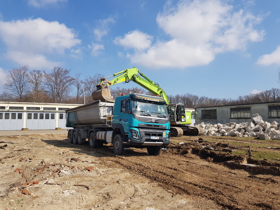 Bauschutt aus einem Abriss wird auf einen LKW verladen