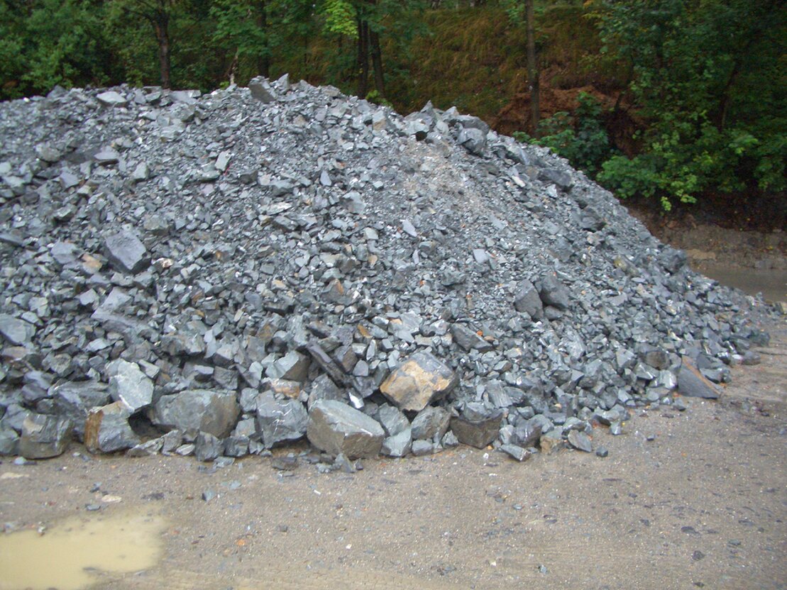 Baustelle im Tiefbau mit Sandlieferung