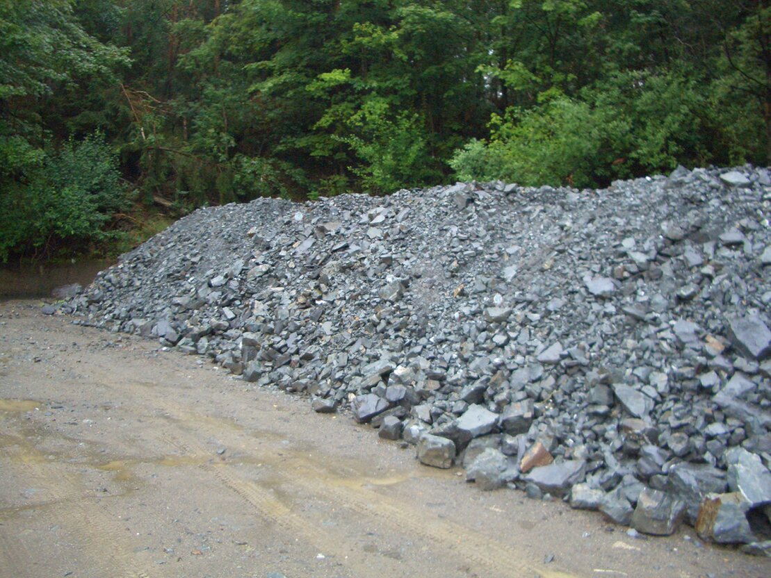 Große Gewerbefläche mit Schüttgut und Lkw