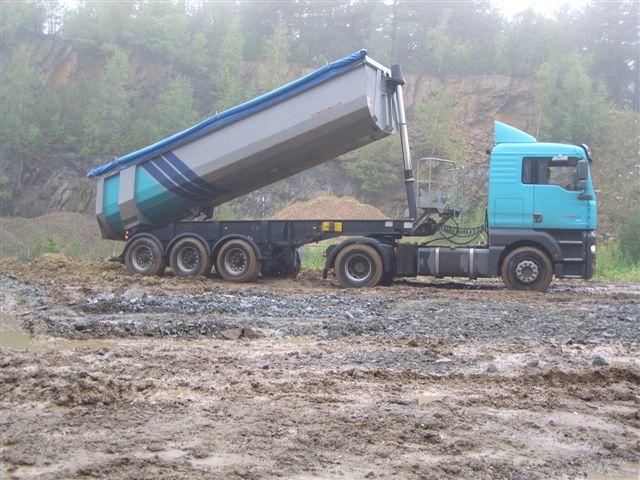 LKW beliefert eine Wegebaustelle mit Baustoffen