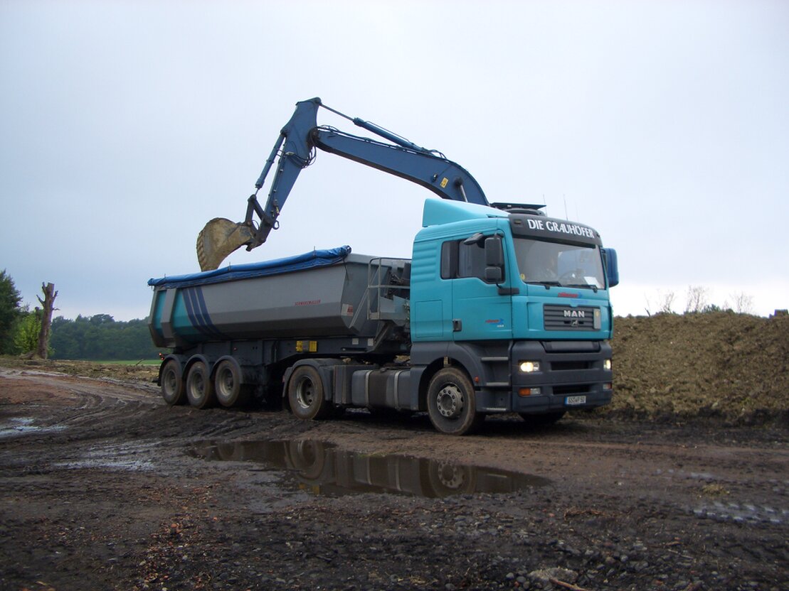 Sattelzug wird beladen. Hier auf dem Gelände des ehemaligen Lokschuppens in Goslar.