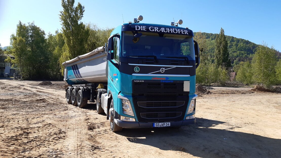 Baustofflogistik für Straßen- und Wegebau. Sie ordern, wir liefern.