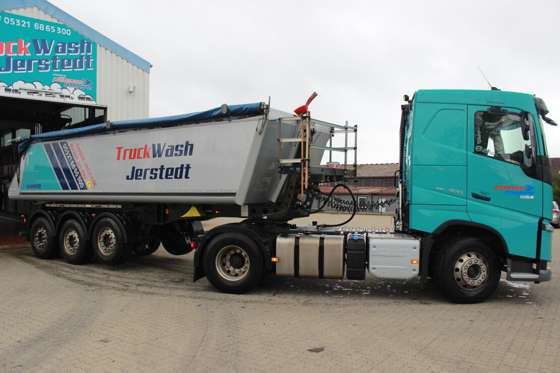 LKW mit spezieller Plane für kontaminierte Baustoffe