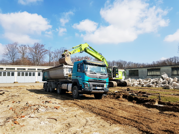 Schüttgut-LKW von Pölkemann auf einer Baustelle