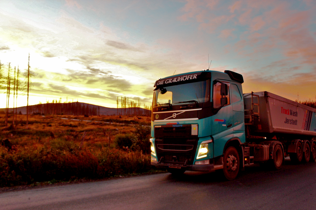 Symbolbild für Terminplanung in der Logistik, auch wenn es spät Abends sein soll.
