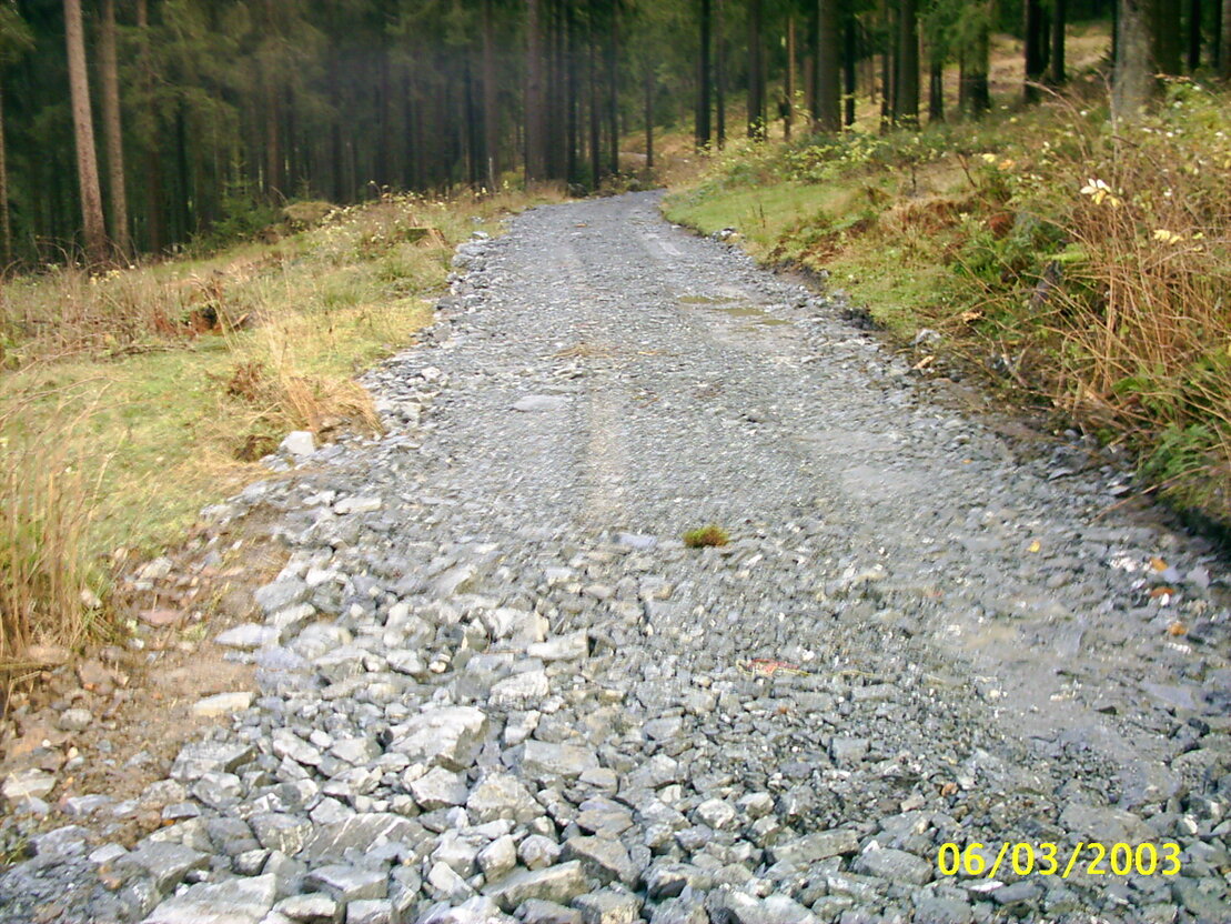 Lkw kippt Kies im Straßenbau ab