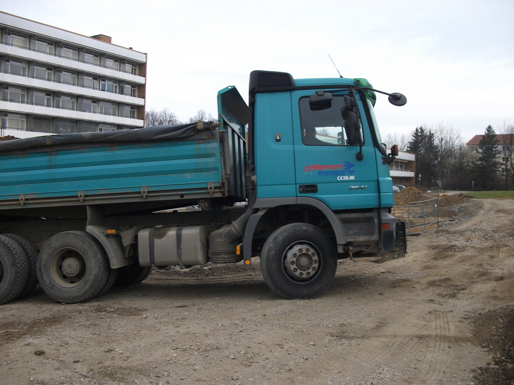 Lkw liefert Sand und Kies an eine Hausbaustelle