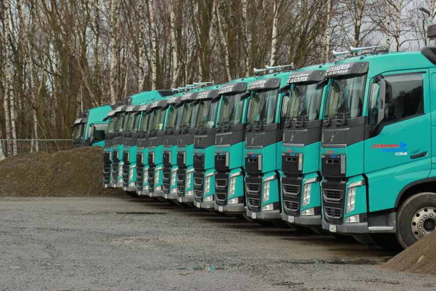 LKW-Flotte von Pölkemann Transporte auf dem Betriebshof in Reih und Glied