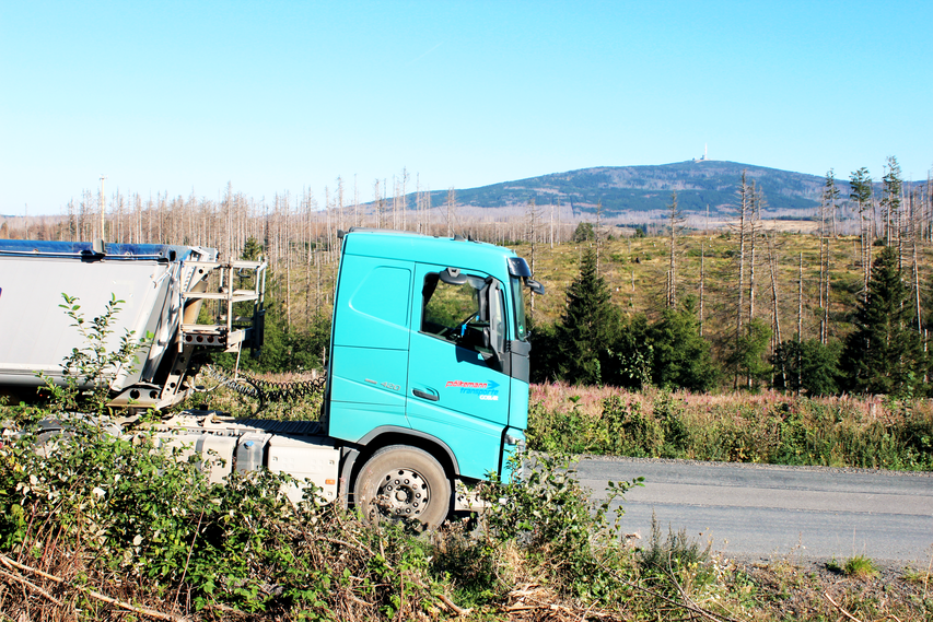 Einer unsere Sattelzüge im Oberharz mit Blick auf den Brocken.