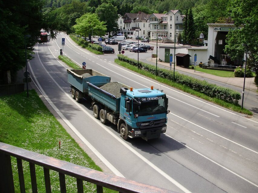 LKW von Pölkemann Transporte fährt durch eine landschaftliche Region im Harz