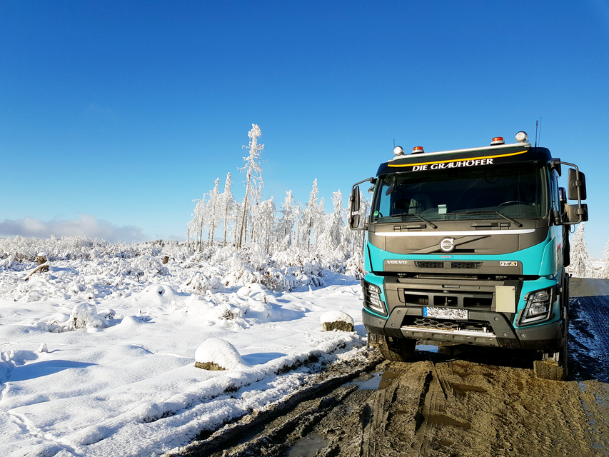 Einer unser Sattelzurkipper im winterlichem Oberharz.